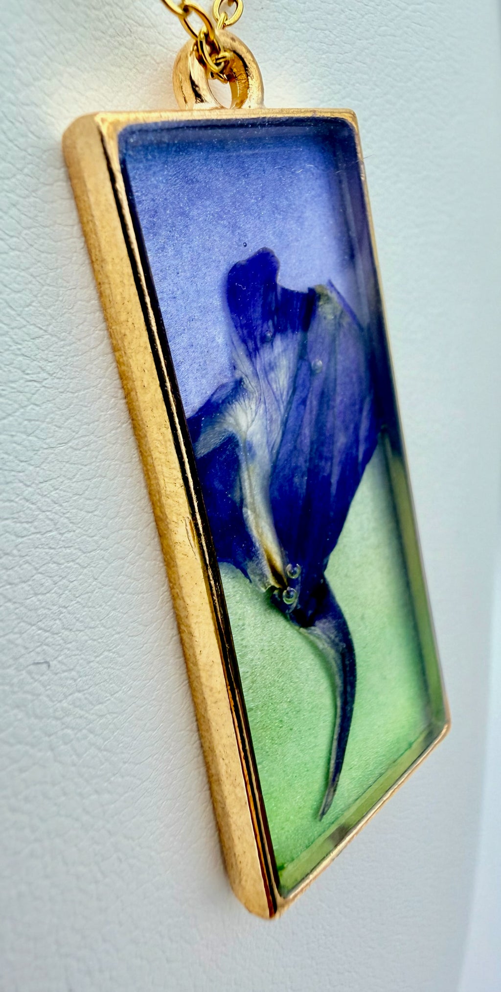 Elegant Iris | Resin Necklace