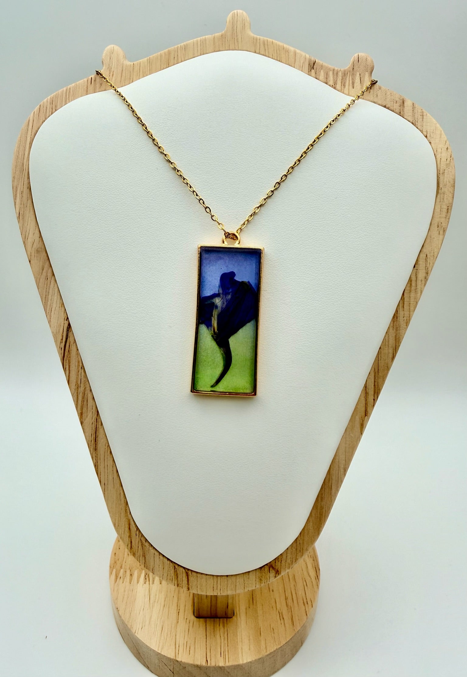 Elegant Iris | Resin Necklace