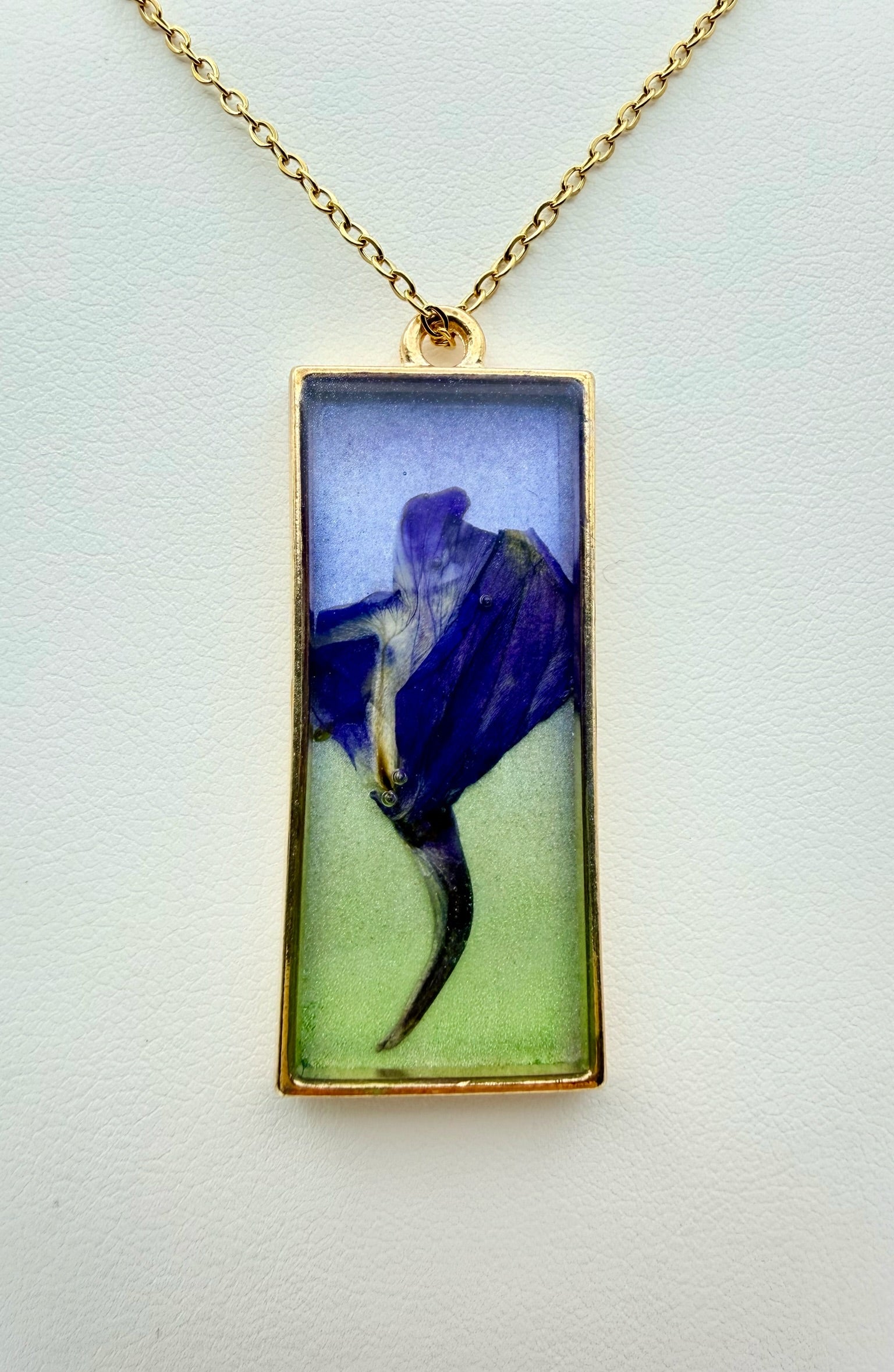 Elegant Iris | Resin Necklace
