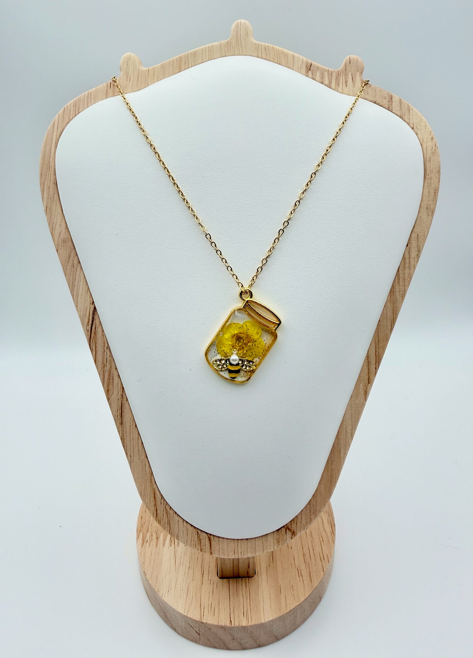 Daisy Bee | Resin Necklace