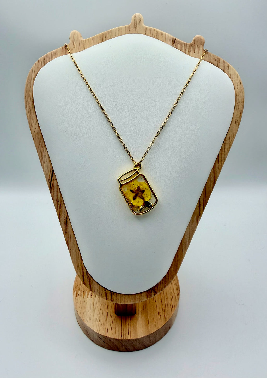 Daisy Bee | Resin Necklace