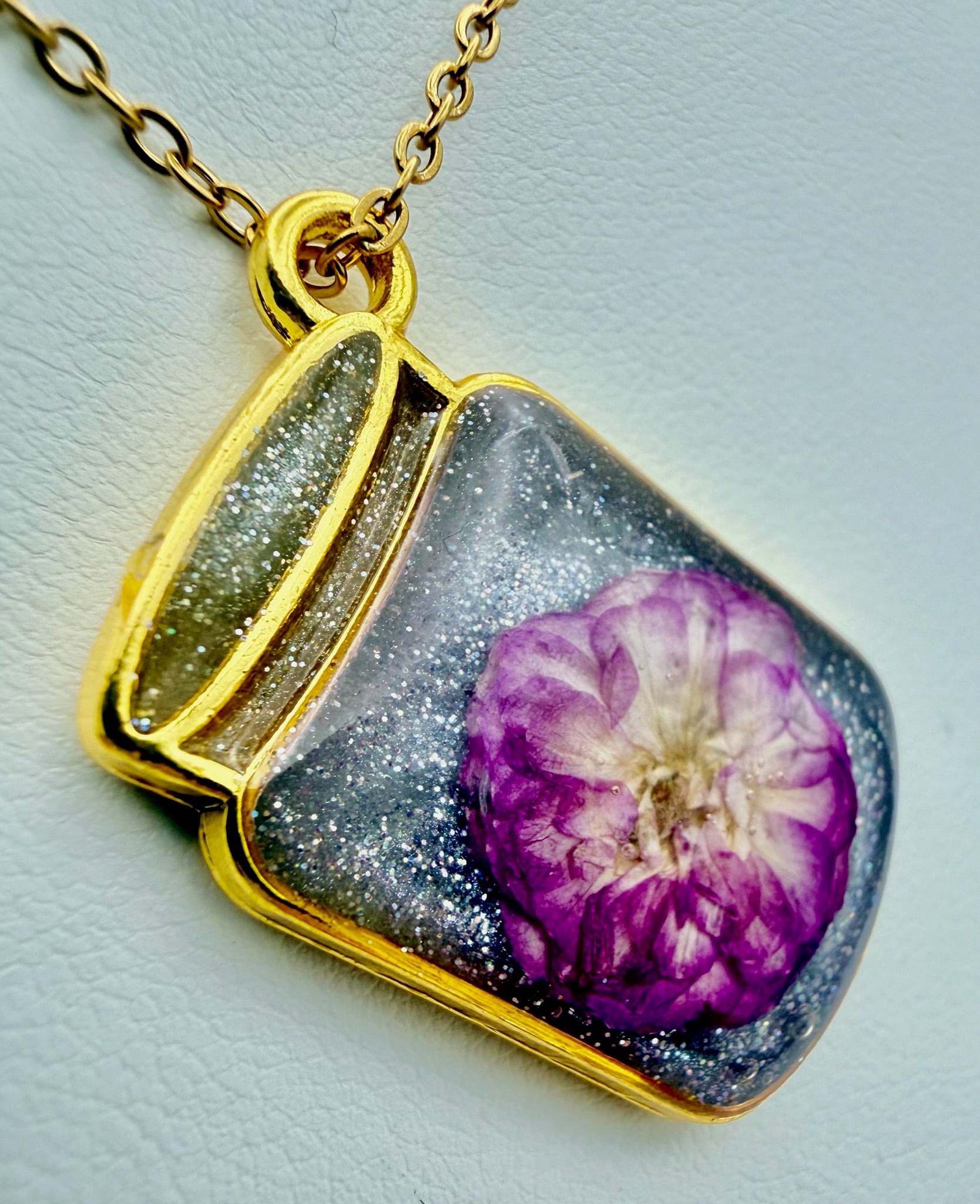 Silver Flower Sparkle | Resin Necklace