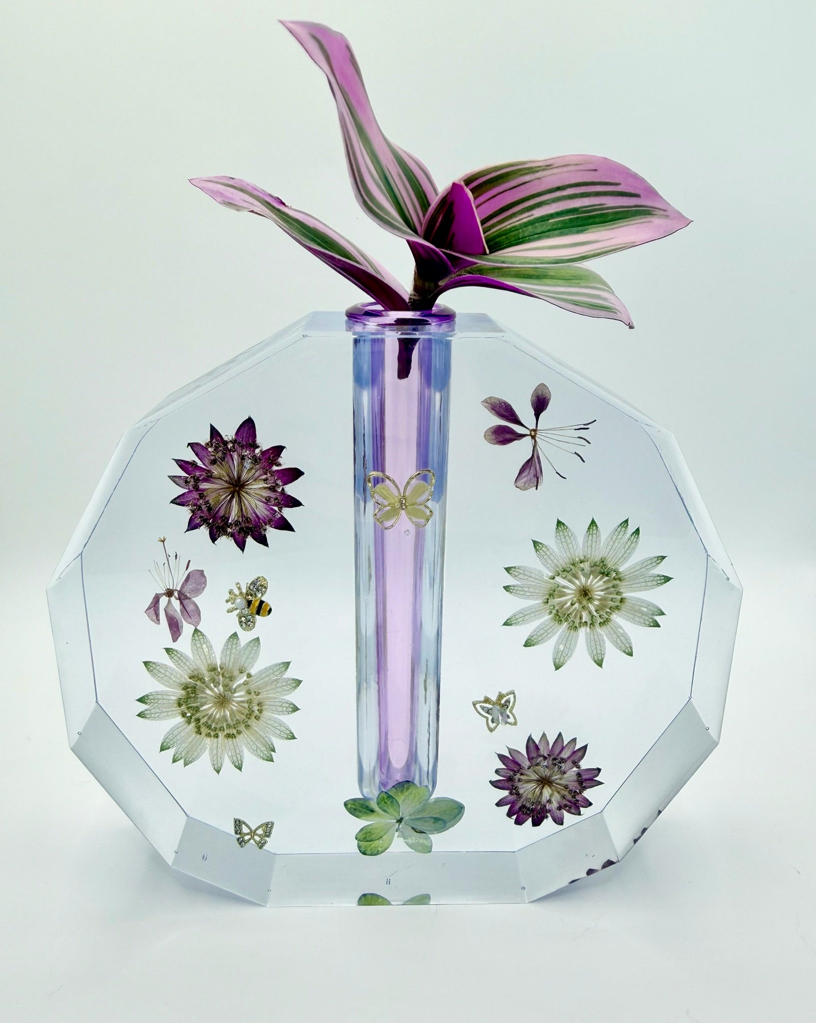 Close-up detail of Sarah’s Wedding Flowers | Custom Resin Vase, handmade multicolor resin vase
