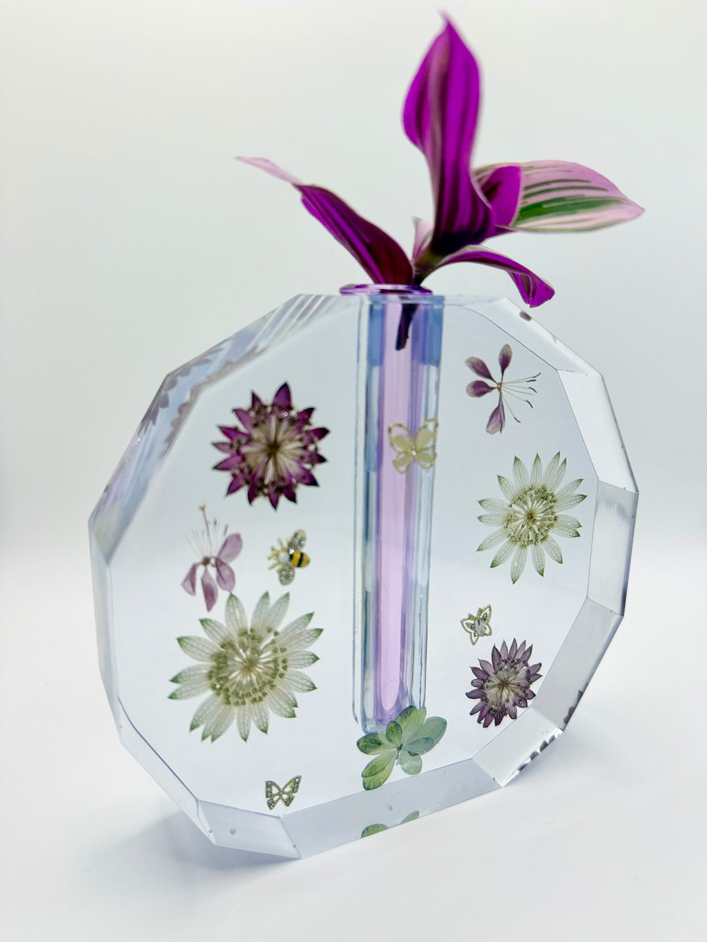 Close-up detail of Sarah’s Wedding Flowers | Custom Resin Vase, handmade multicolor resin vase