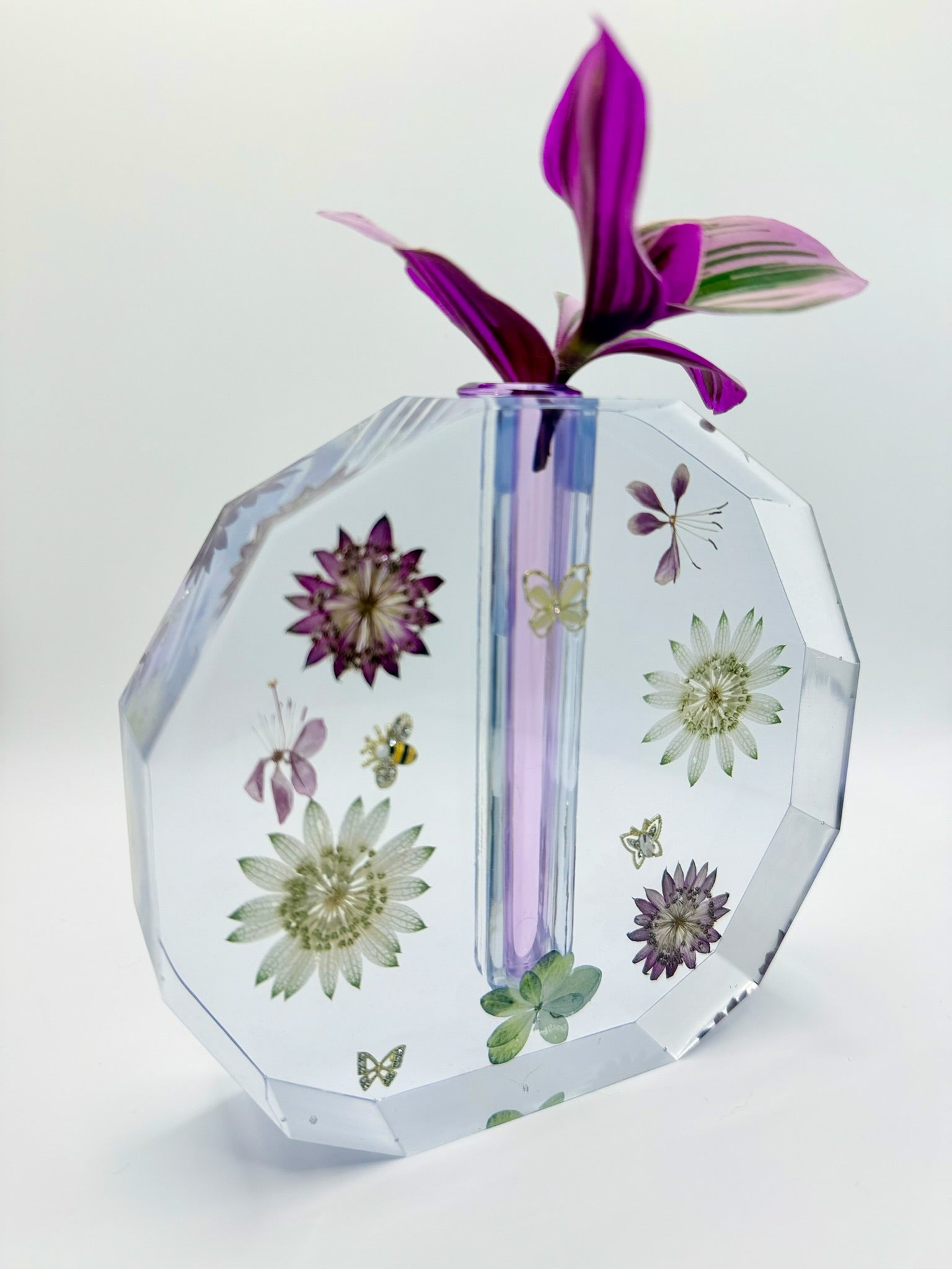 Close-up detail of Sarah’s Wedding Flowers | Custom Resin Vase, handmade multicolor resin vase