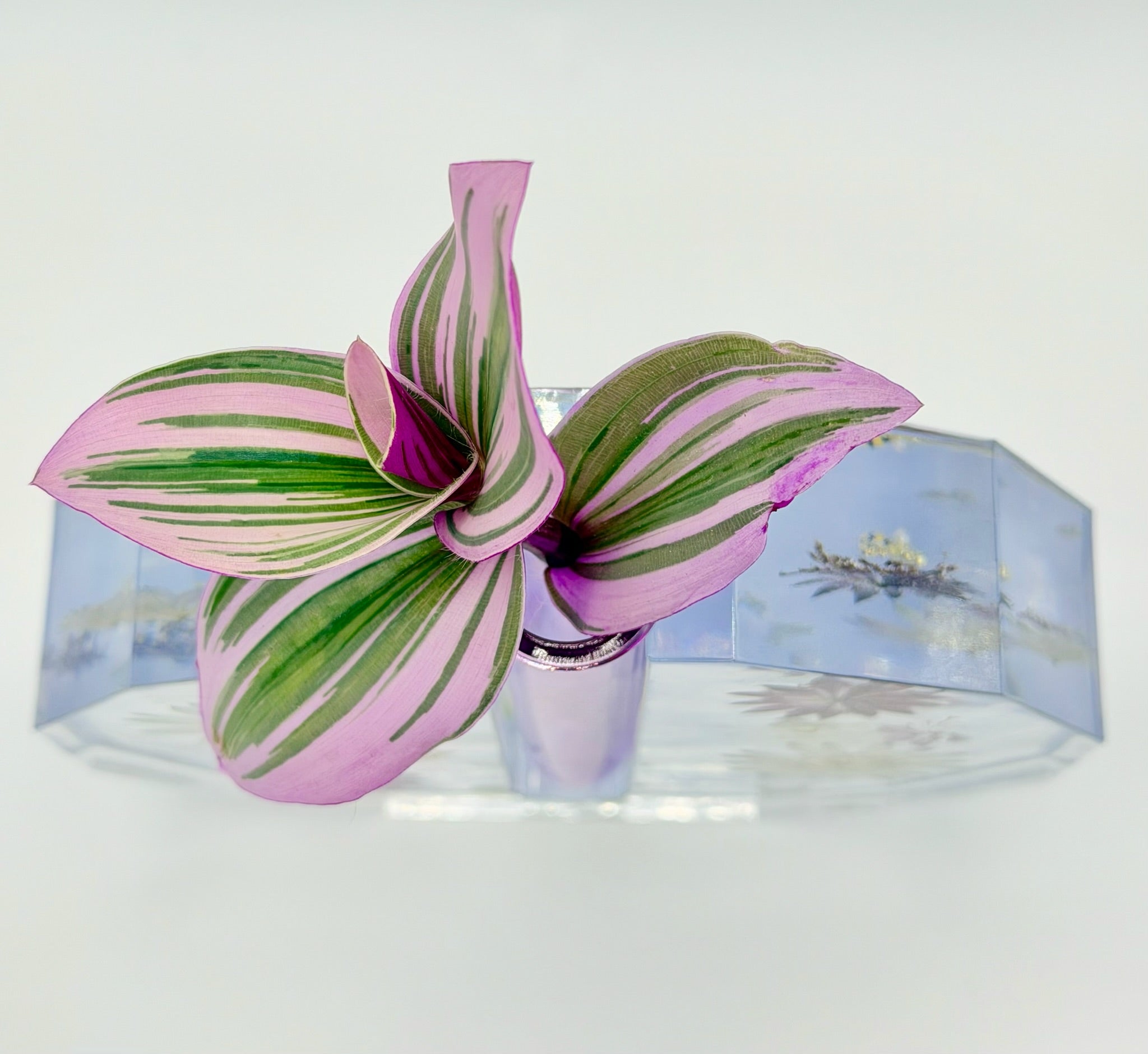 Close-up detail of Sarah’s Wedding Flowers | Custom Resin Vase, handmade multicolor resin vase